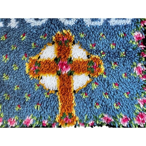 Handmade Latch Hook Rug "Bless This House" Floral Cross 21x27.75 Completed - Picture 3 of 9